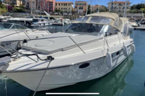 Bateau hôtel port Antibes avec parking